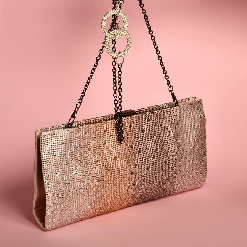 Bolso de mano dorado con cadena