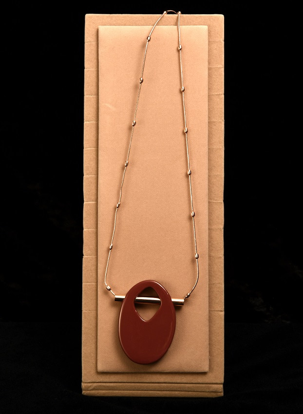 Collar largo con símbolo rojo