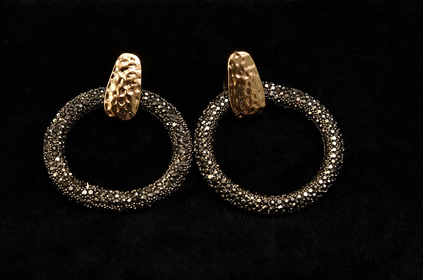 Pendientes de aro con brillantes y detalle dorado