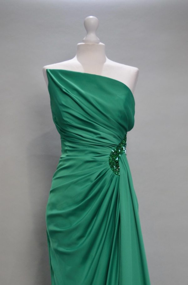 Renta vestido verde largo con brillos