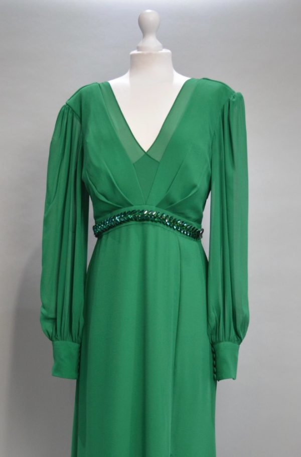 Renta vestido verde manga larga