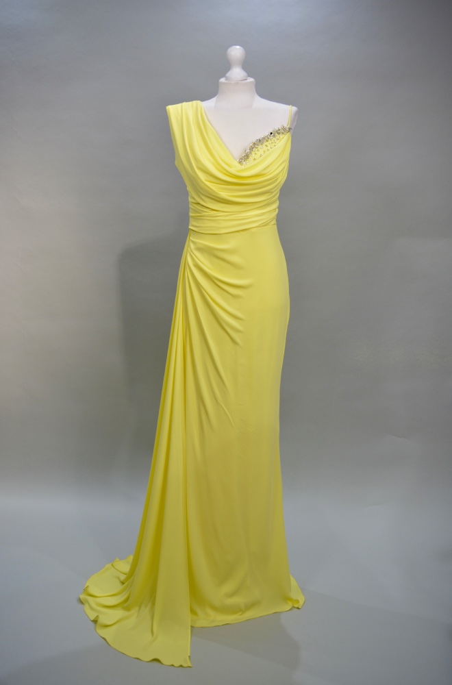Alquilar vestido amarillo elegante