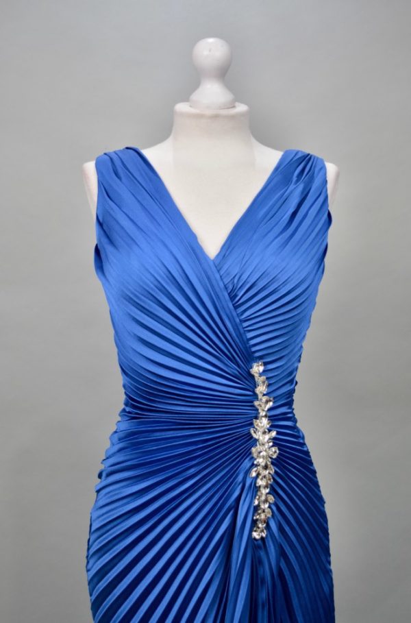 Alquilar vestido azul plisado pedrería