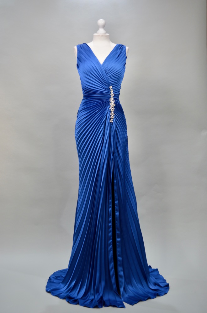 Alquilar vestido azul plisado
