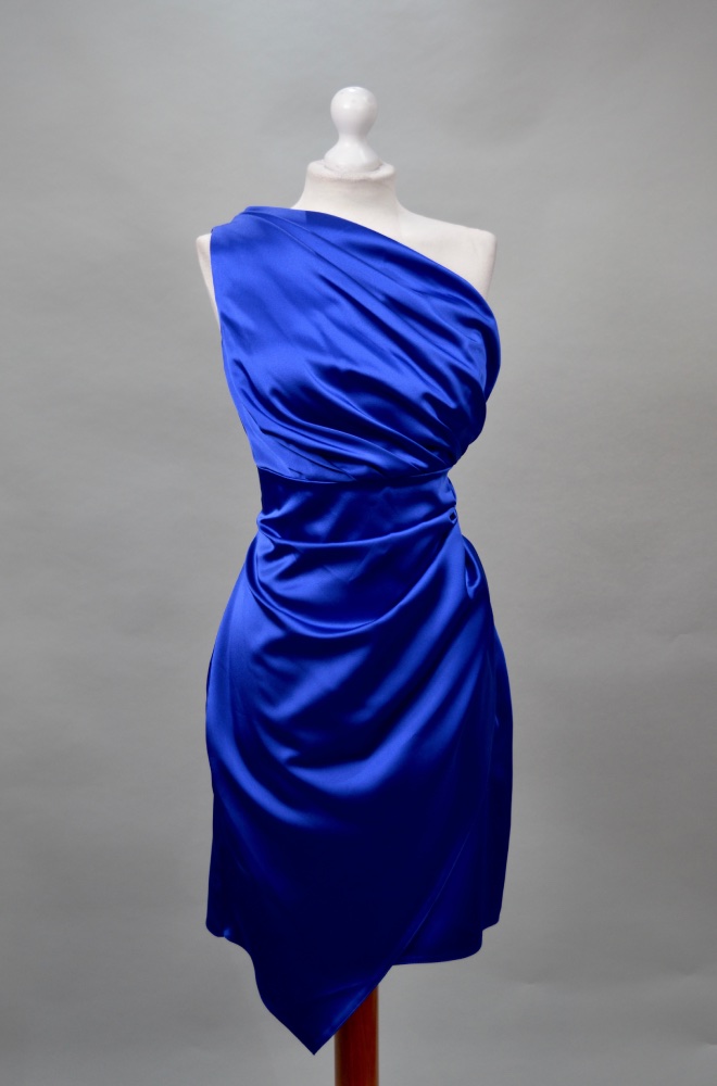 Alquilar vestido corto azul satinado