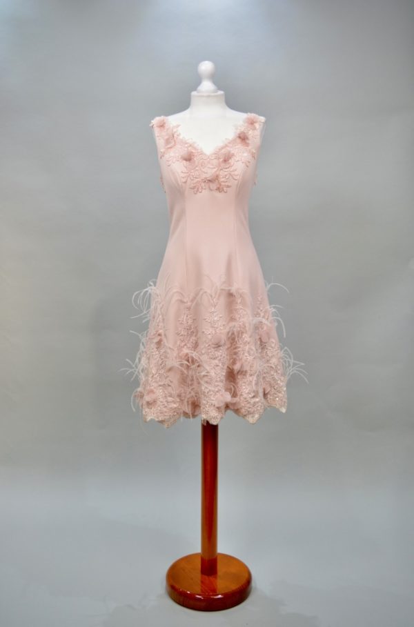 Alquilar vestido corto rosa claro