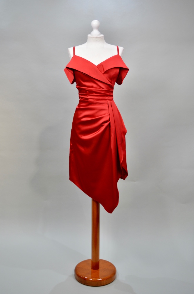 Alquilar vestido rojo satinado