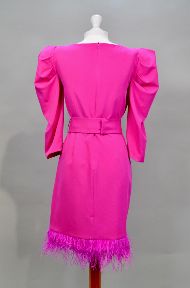 Alquiler vestido rosa fucsia con plumas