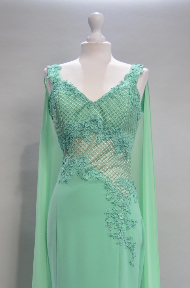 Alquiler vestido verde menta bordados