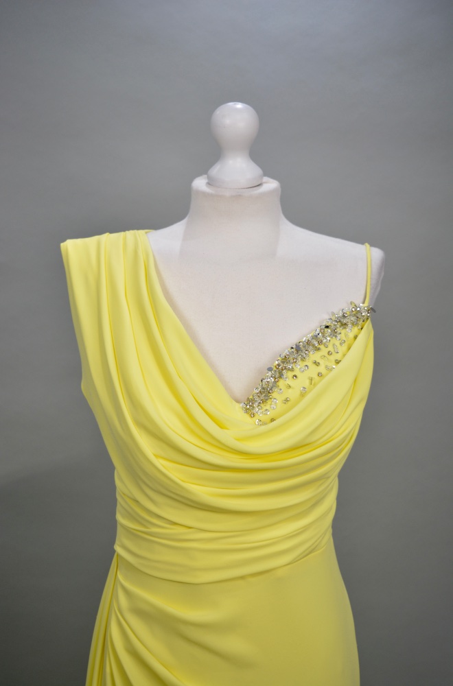 Alquilo vestido amarillo elegante