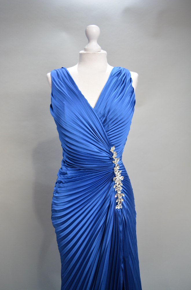 Alquilo vestido azul plisado pedrería