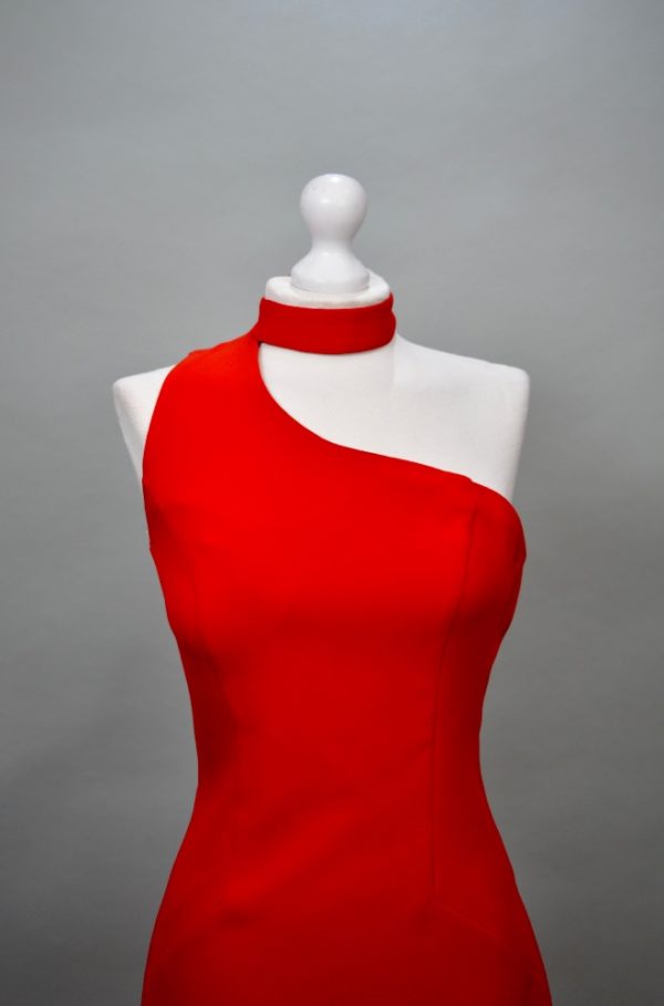 Alquilo vestido rojo asimétrico