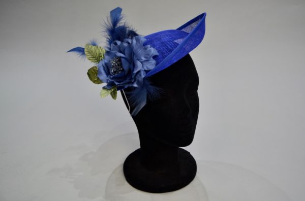 Alquilar tocado azul flores plumas