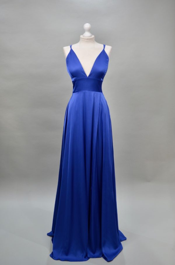 Alquilar vestido azul satinado largo