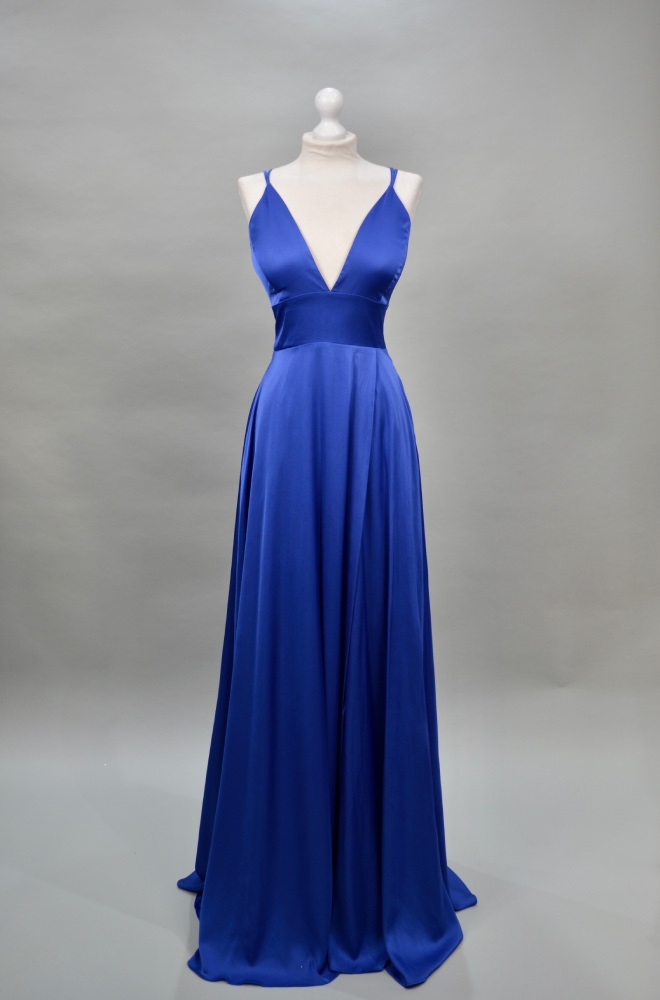 Alquilar vestido azul satinado largo