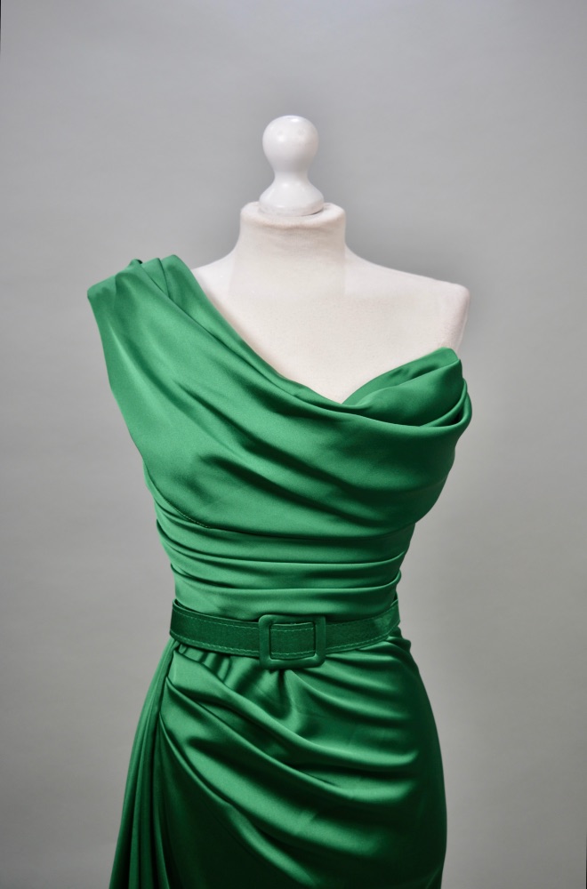 Alquiler vestido verde satinado cint
