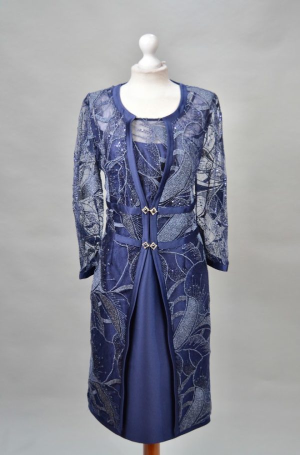 Alquilar vestido azul con chaqueta transparente