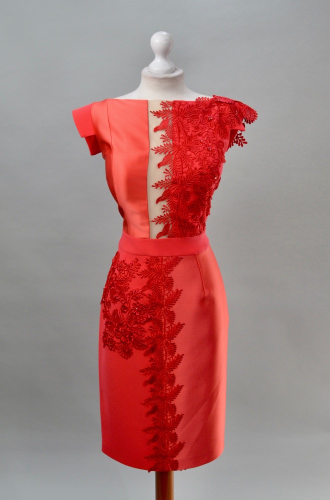 Alquilar vestido rojo corto con bordados