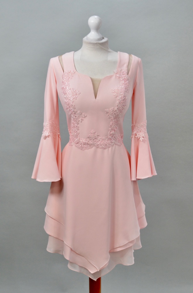 Alquilar vestido rosa claro corto bordados