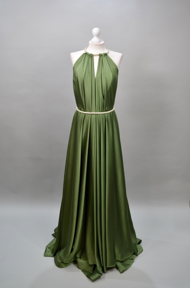 Alquilar vestido verde largo con brillos