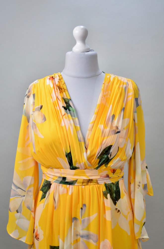 Alquiler vestido amarillo estampado floral