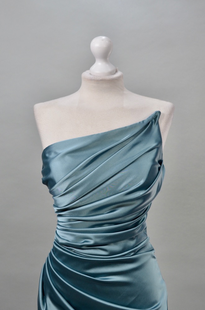 Alquiler vestido azul turquesa satinado