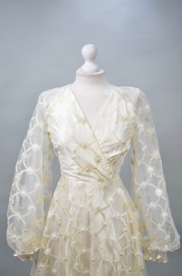 Alquiler vestido blanco corto bordados