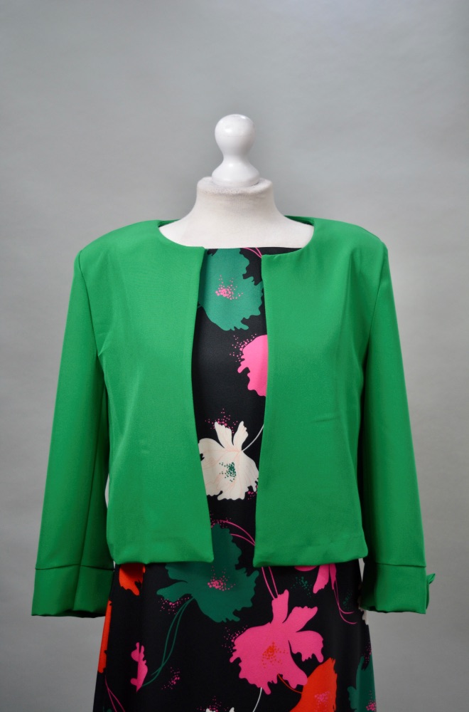 Alquiler vestido flores con chaqueta verde