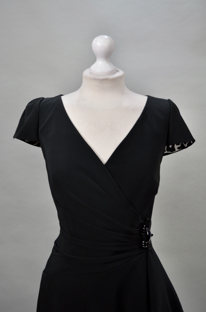 Alquiler vestido negro corto estampado