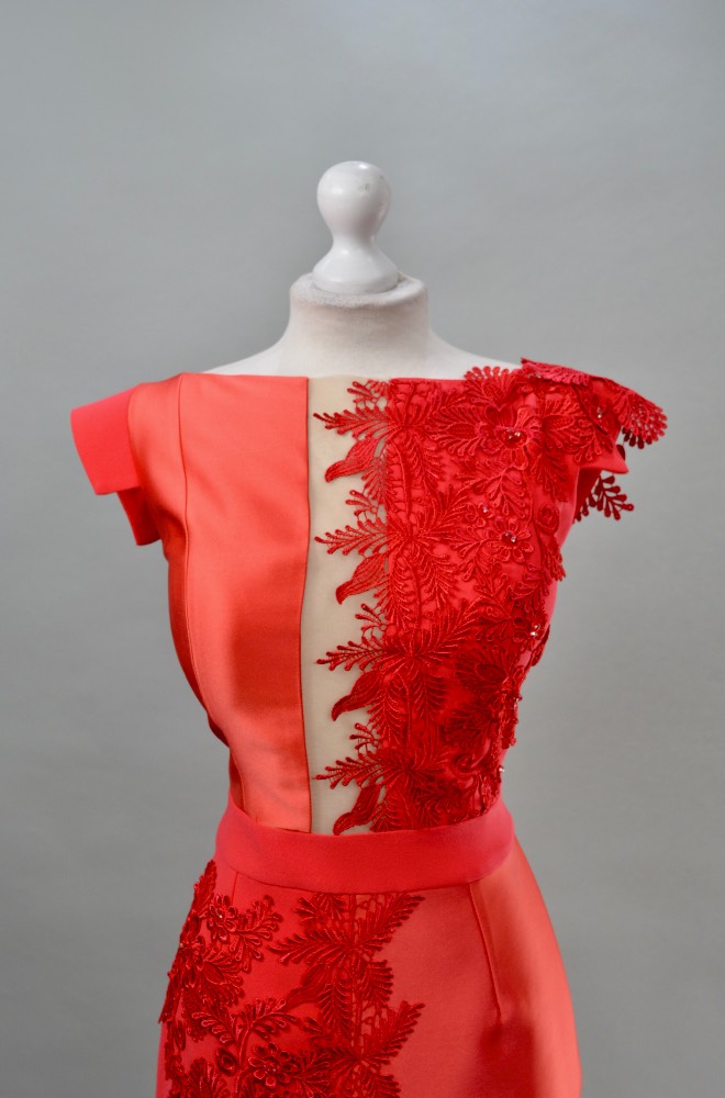 Alquiler vestido rojo corto con bordados