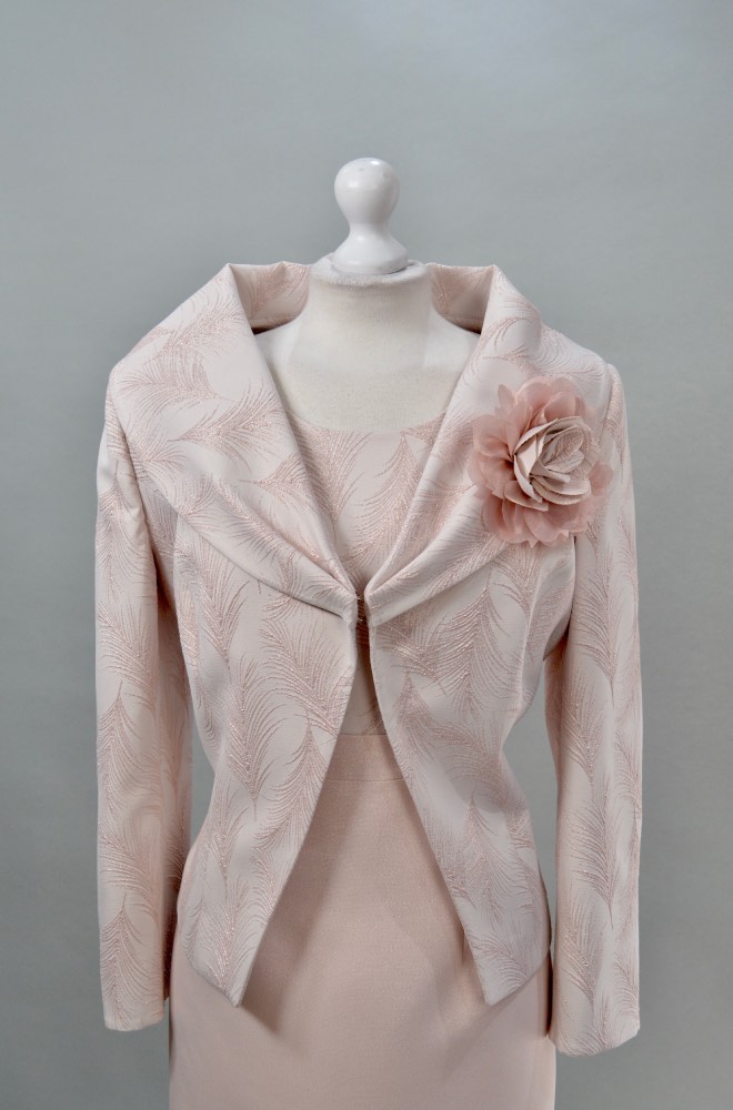 Alquiler vestido rosa brillante con chaqueta