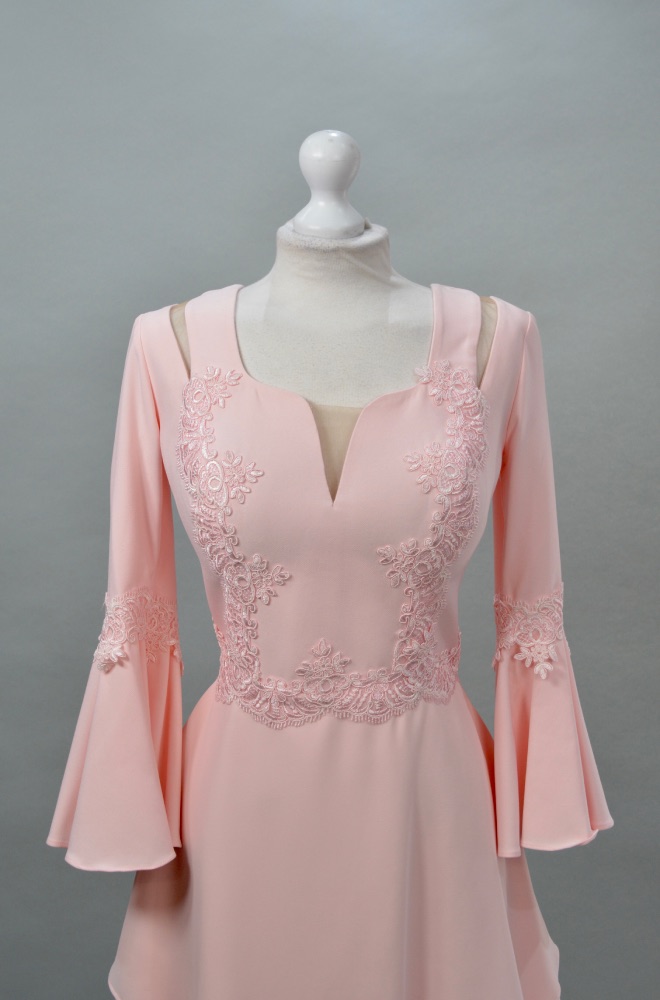 Alquiler vestido rosa claro corto bordados