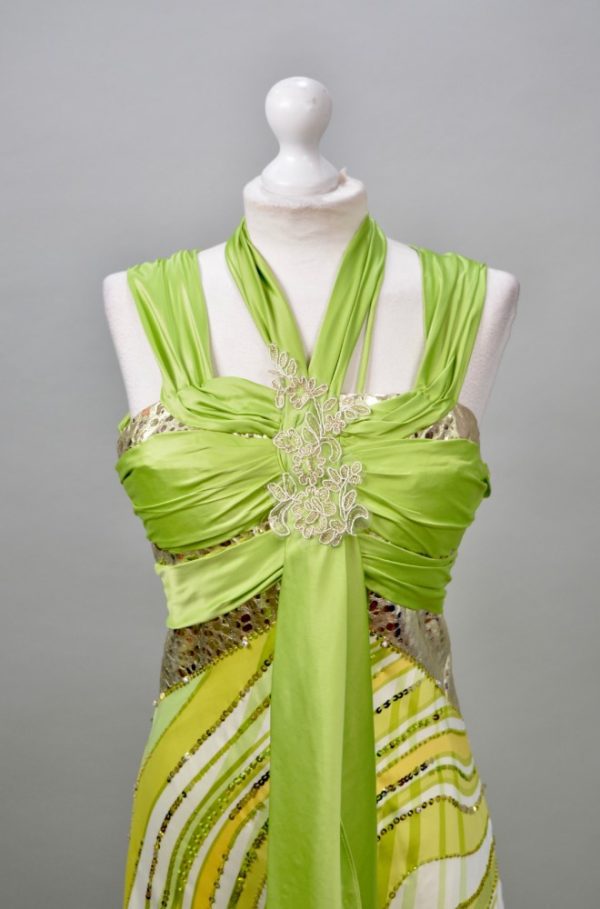 Alquiler vestido verde estampado con brillos