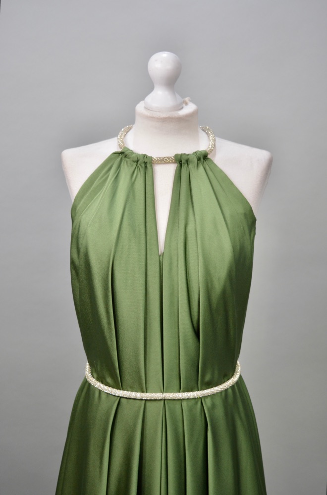 Alquiler vestido verde largo con brillos
