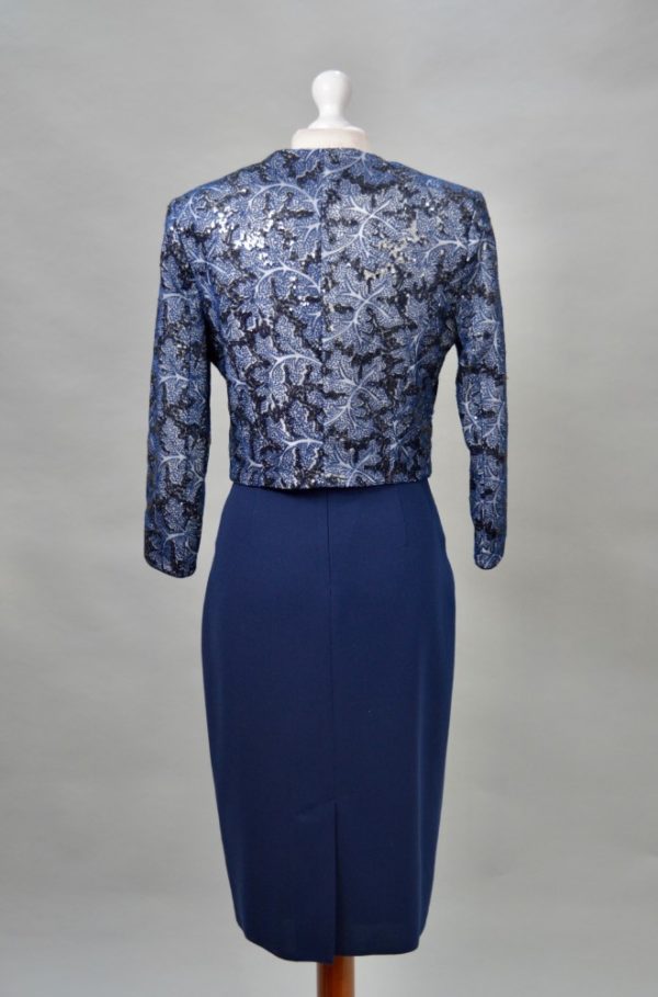 Alquilo vestido azul con chaqueta brillante