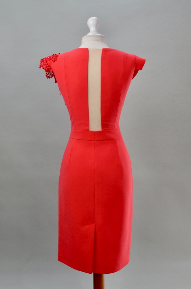 Alquilo vestido rojo corto con bordados