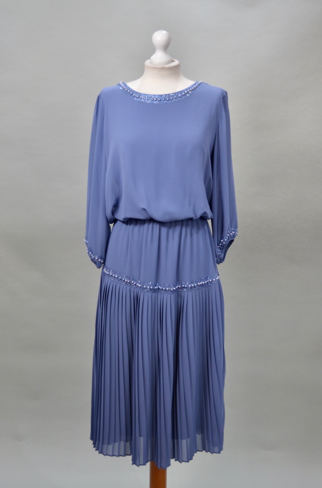Alquilar vestido azul midi plisado