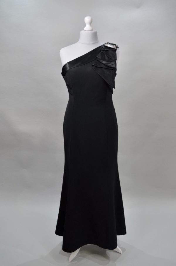 Alquilar vestido negro escote asimétrico