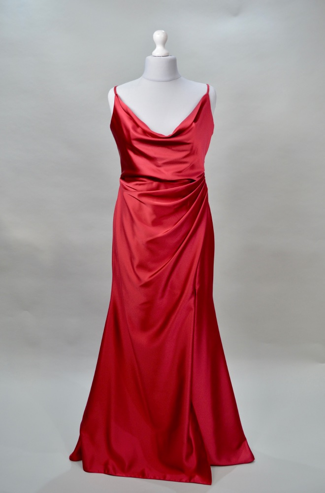 Alquilar vestido rojo largo satinado