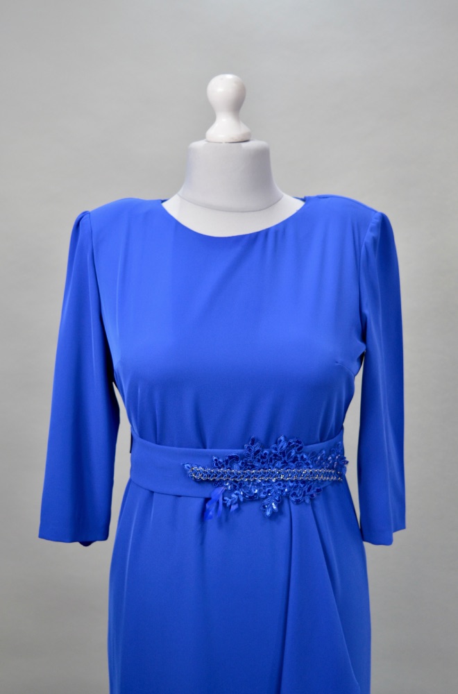 Alquiler vestido azul con broche brillante