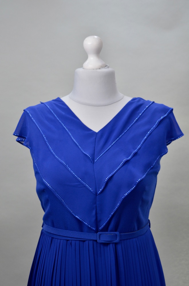 Alquiler vestido azul corto plisado