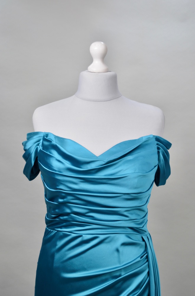 Alquiler vestido azul largo satinado