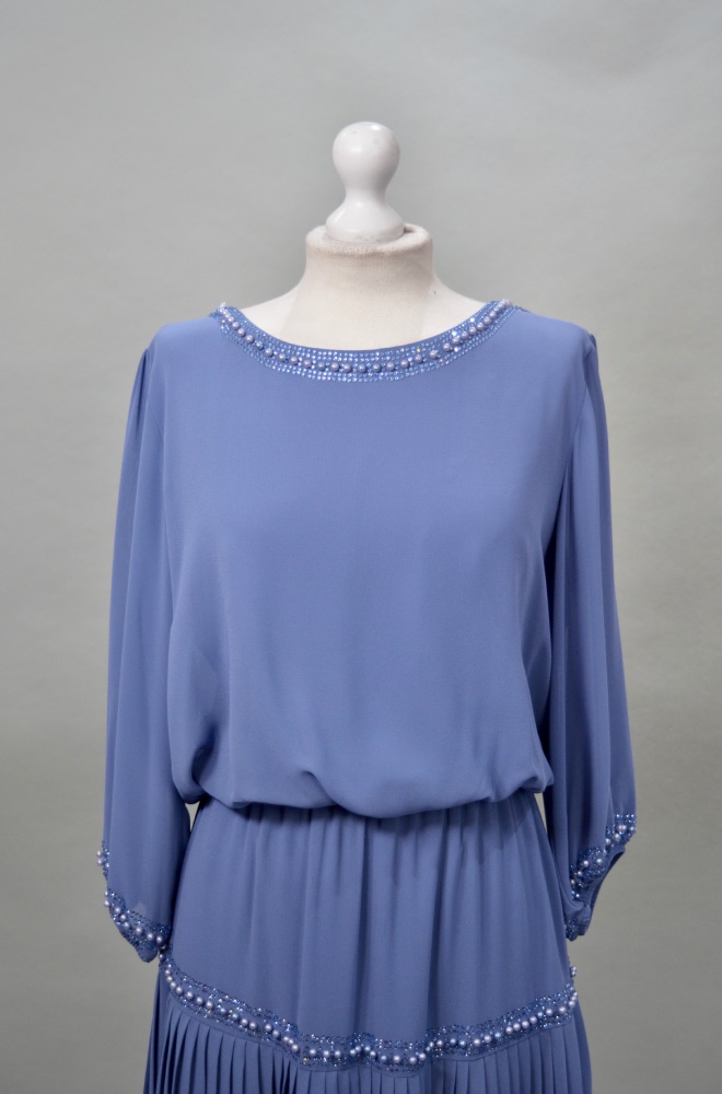 Alquiler vestido azul midi plisado