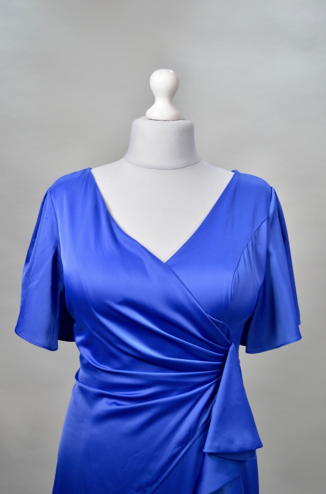 Alquiler vestido azul satinado largo