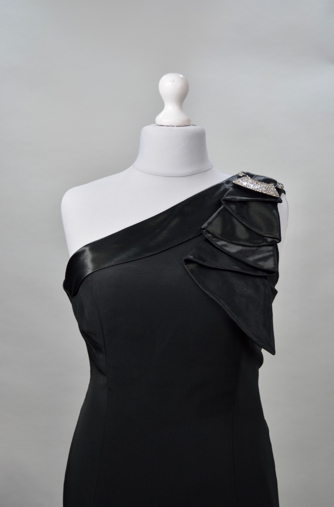 Alquiler vestido negro escote asimétrico