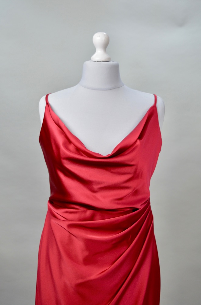 Alquiler vestido rojo largo satinado