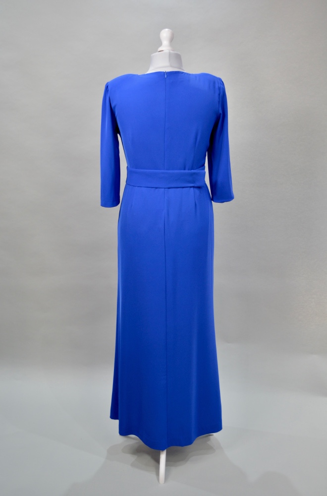 Alquilo vestido azul con broche brillante
