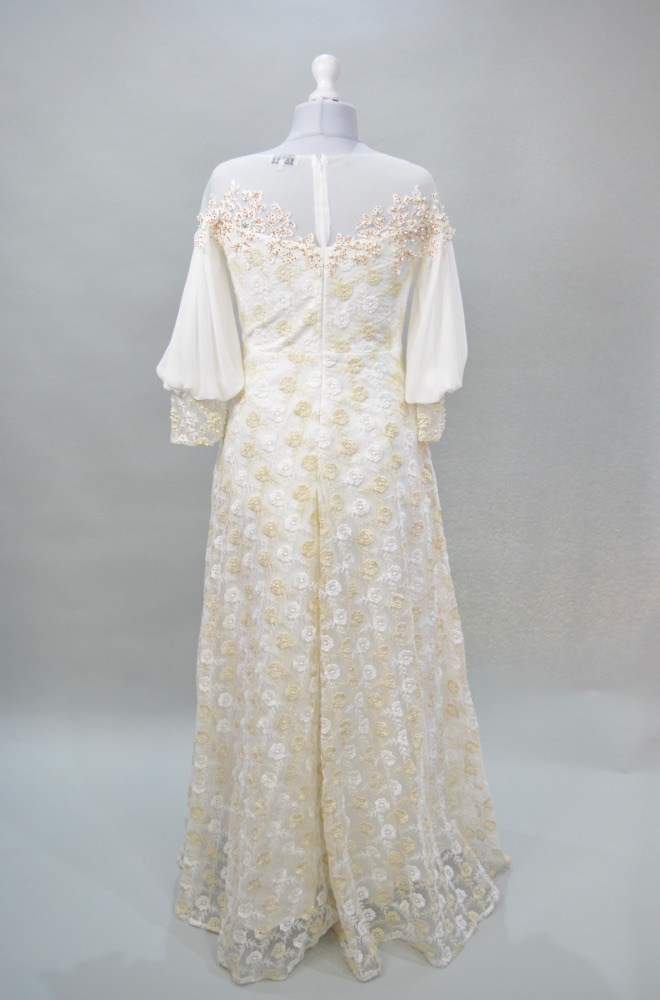 Alquilo vestido blanco largo con bordados