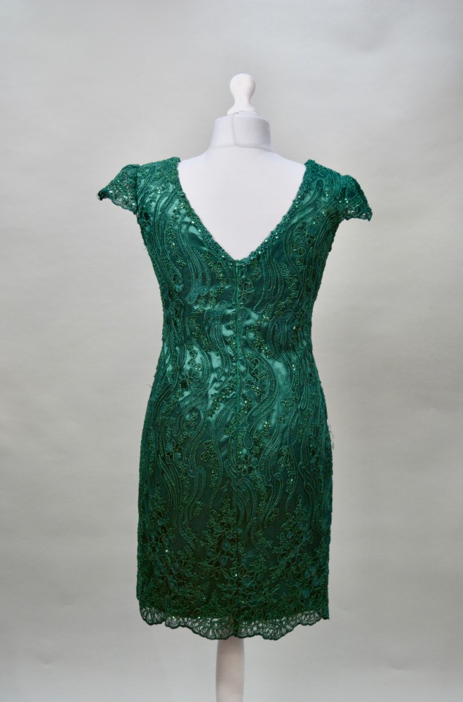 Alquilo vestido corto verde bordados