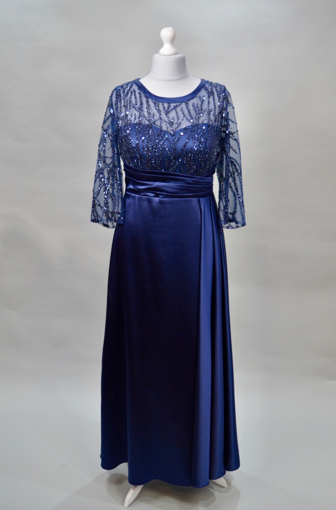Alquilar vestido azul marino satinado con brillos